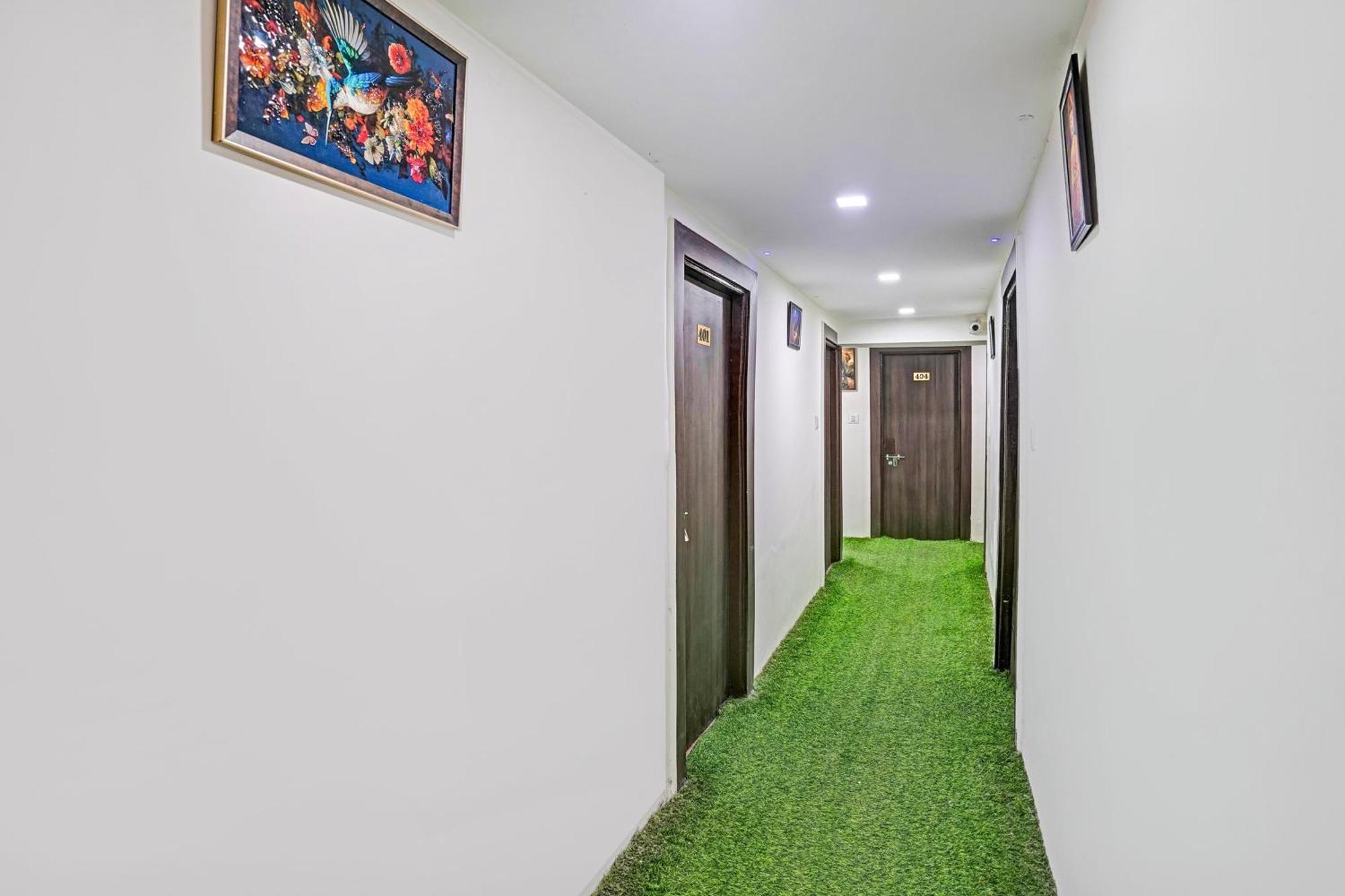 Super Hotel O Navrangpura Cg Road Formerly Hotel Yugraj Ahmedabad Exteriör bild