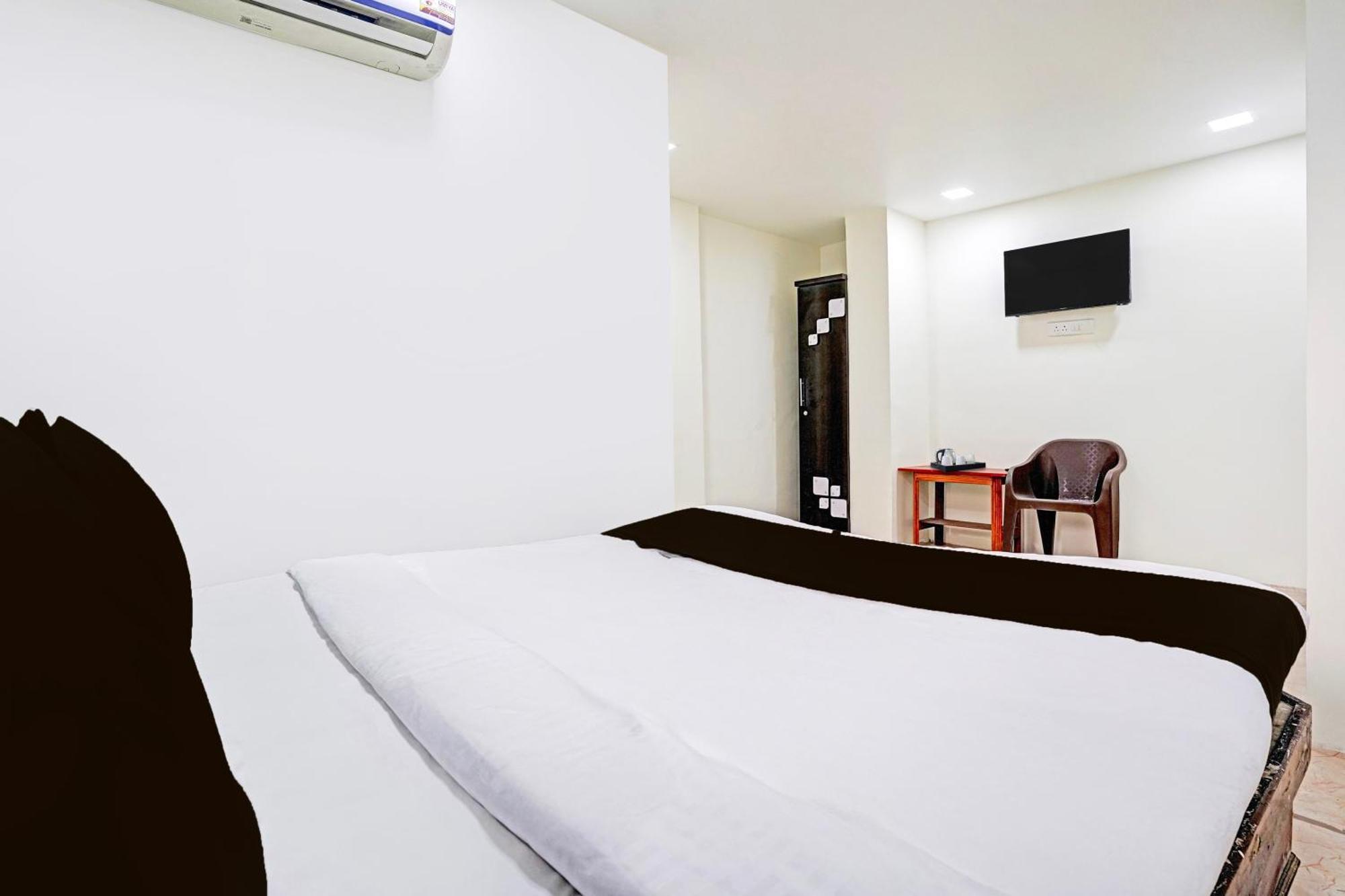 Super Hotel O Navrangpura Cg Road Formerly Hotel Yugraj Ahmedabad Exteriör bild