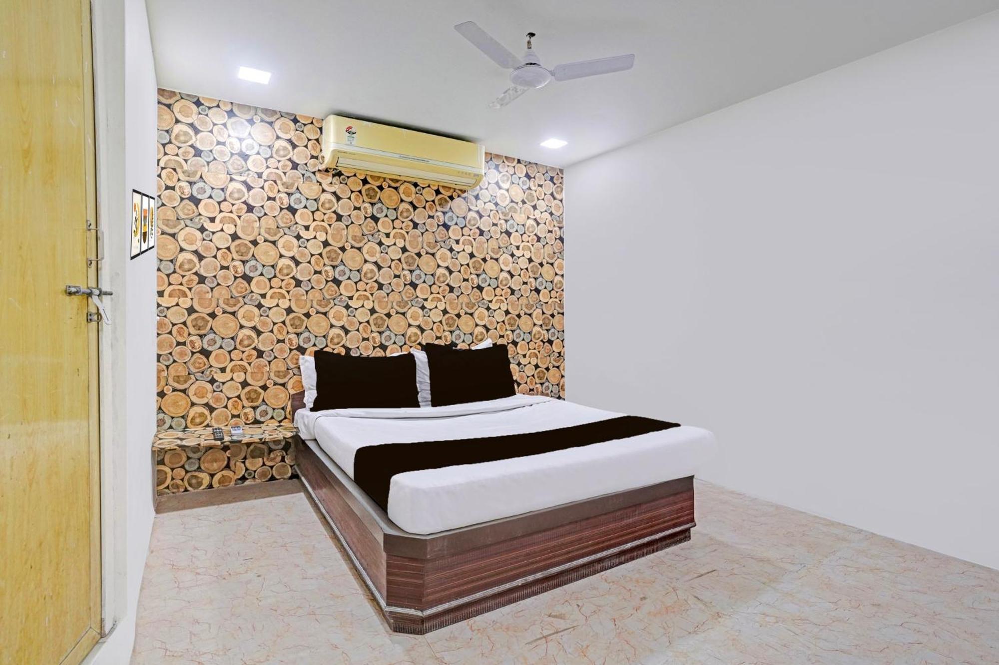Super Hotel O Navrangpura Cg Road Formerly Hotel Yugraj Ahmedabad Exteriör bild