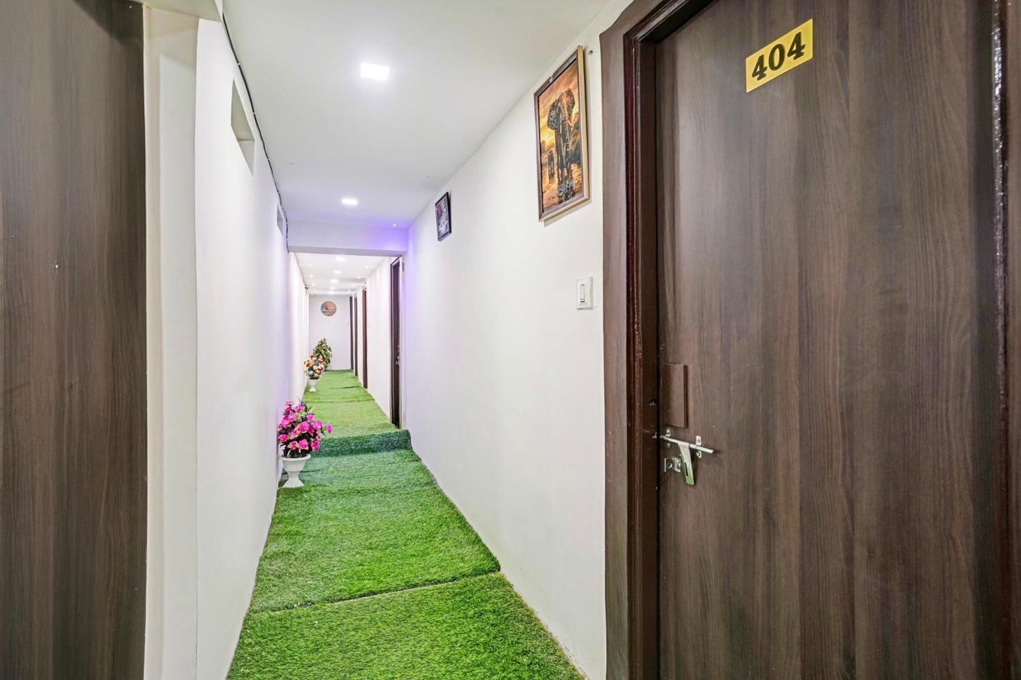 Super Hotel O Navrangpura Cg Road Formerly Hotel Yugraj Ahmedabad Exteriör bild