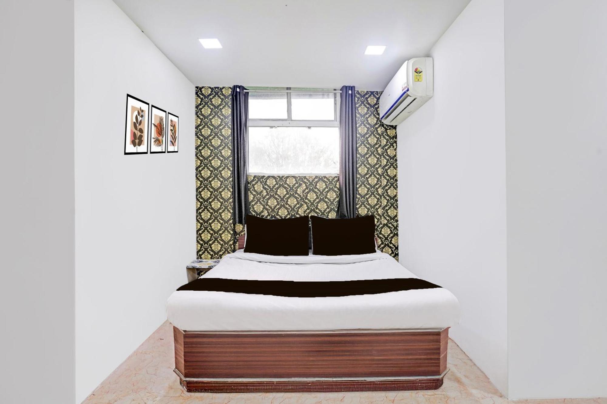Super Hotel O Navrangpura Cg Road Formerly Hotel Yugraj Ahmedabad Exteriör bild