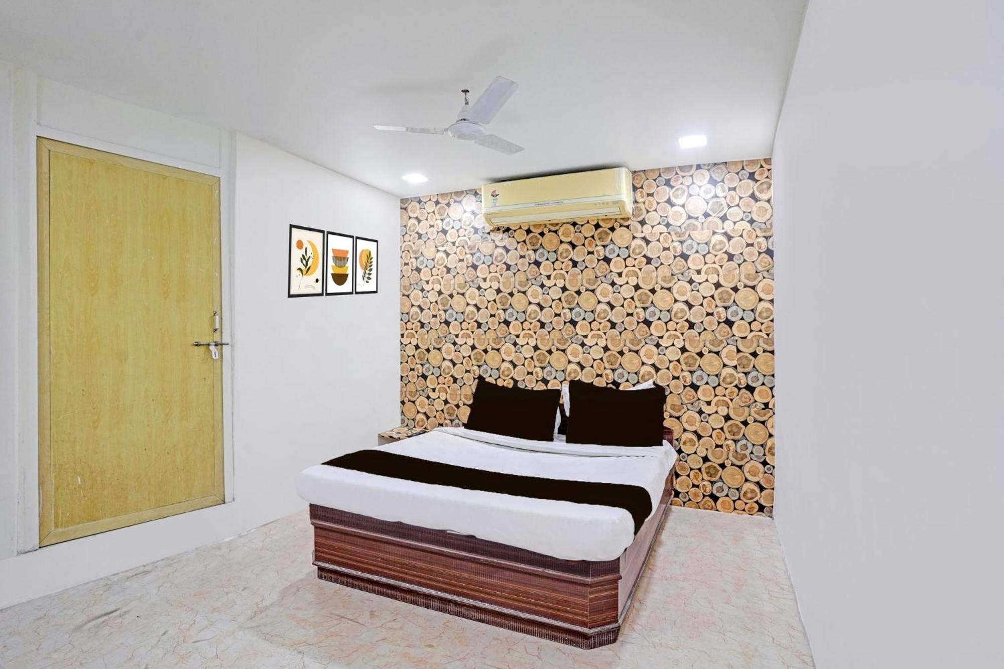 Super Hotel O Navrangpura Cg Road Formerly Hotel Yugraj Ahmedabad Exteriör bild