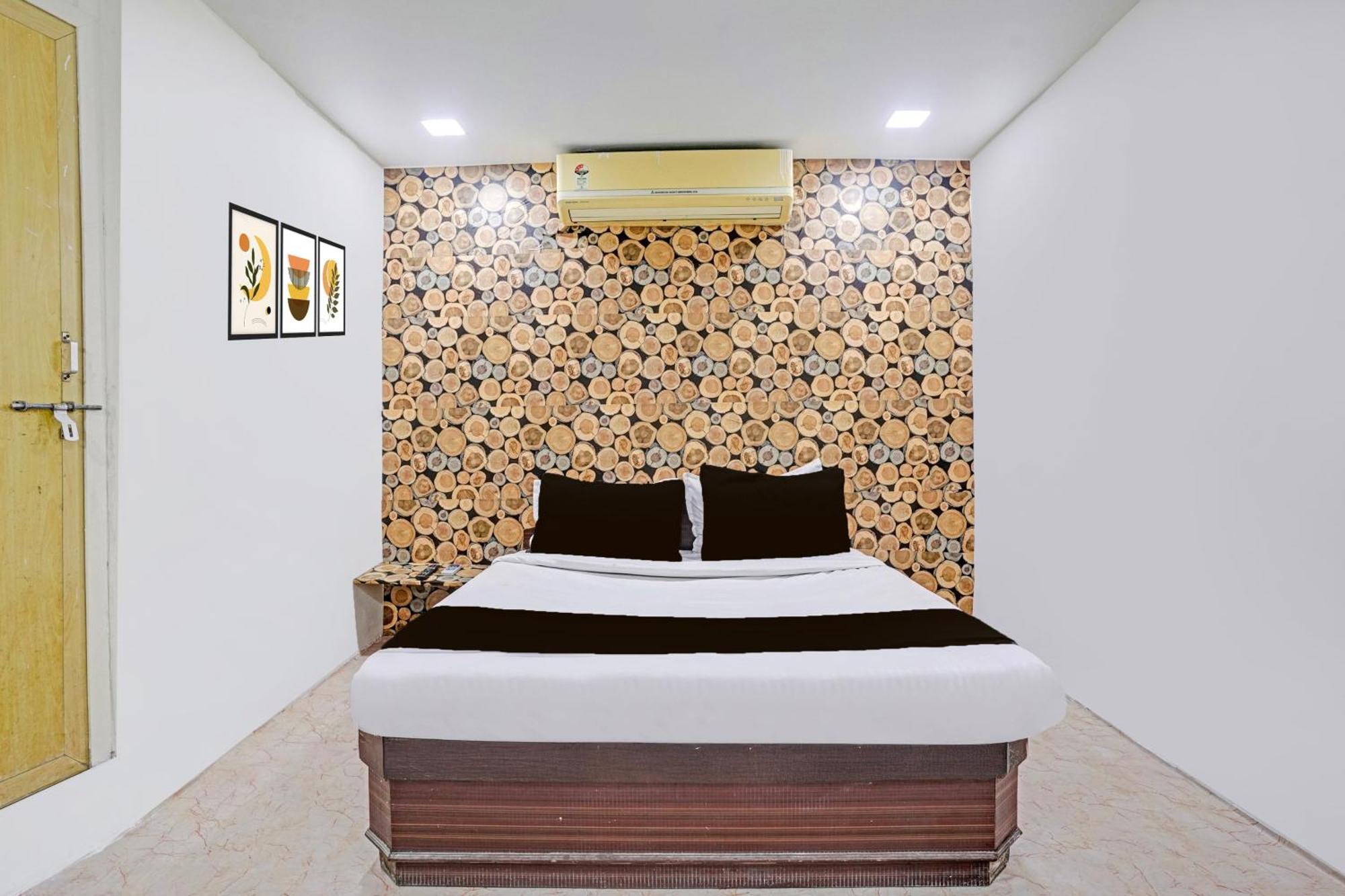 Super Hotel O Navrangpura Cg Road Formerly Hotel Yugraj Ahmedabad Exteriör bild